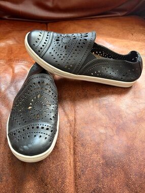 Earth Tangelo Black Perforated Slip-on Shoes Size 8.5
